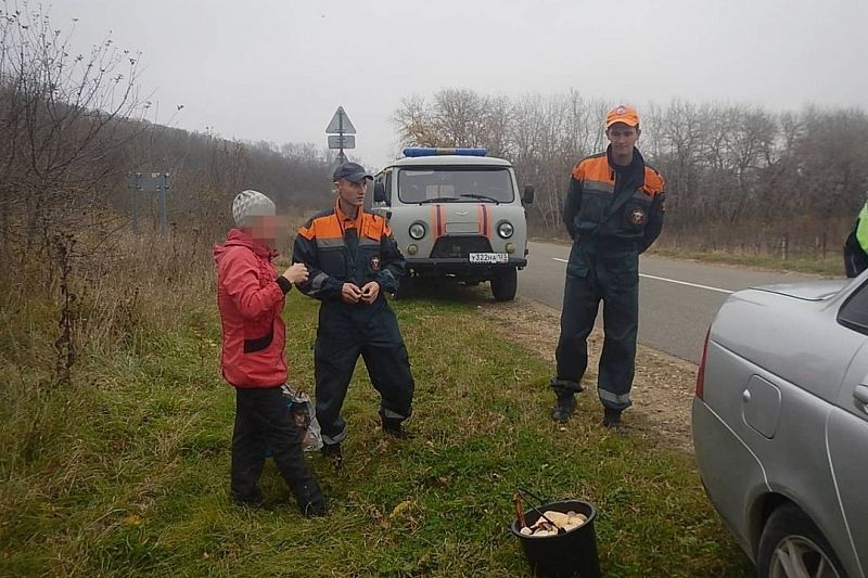  Спасатели вывели из леса двух заблудившихся грибников в Крымском районе