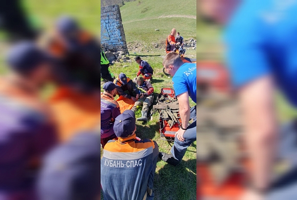 Спасатели эвакуировали туриста-экстремала с переломом ноги с горы Безумной под Геленджиком