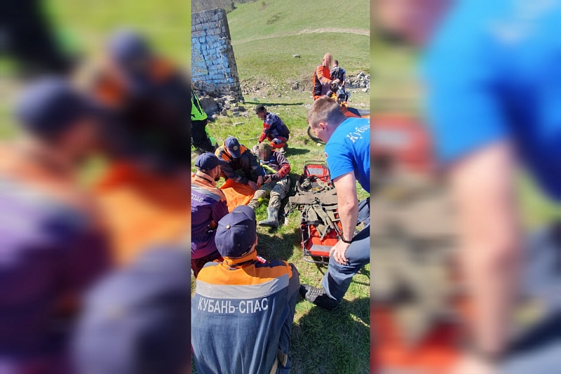 Спасатели эвакуировали туриста-экстремала с переломом ноги с горы Безумной под Геленджиком