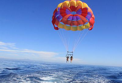 В Анапе предпринимателю запретили катать туристов на опасном парашюте