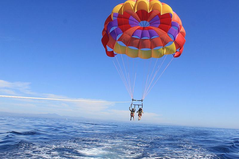 В Анапе предпринимателю запретили катать туристов на опасном парашюте