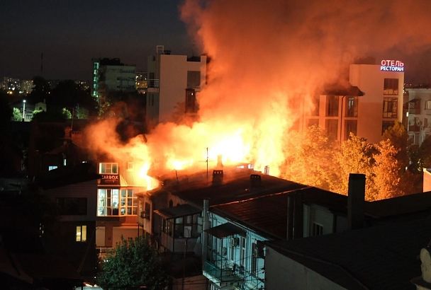 Крупный пожар тушат в центре Краснодара