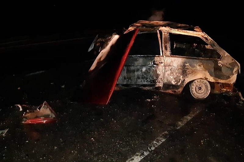В Краснодарском крае после ДТП загорелась машина. Пострадала женщина