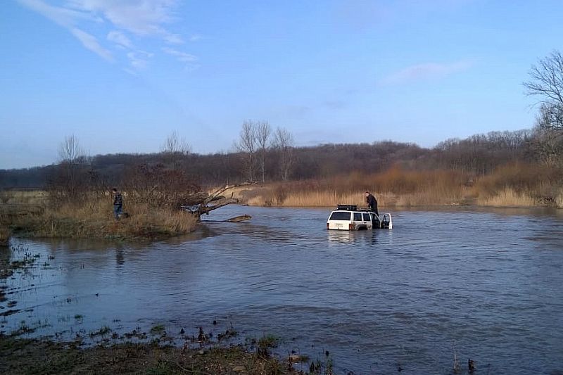 Спасатели помогли водителю застрявшего в реке внедорожника