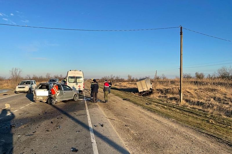 На Кубани в ДТП с двумя машинами и пассажирским автобусом пострадали пять человек
