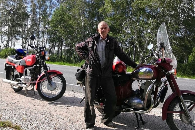 Кубанский пенсионер отправился на раритетном мотоцикле к озеру Байкал