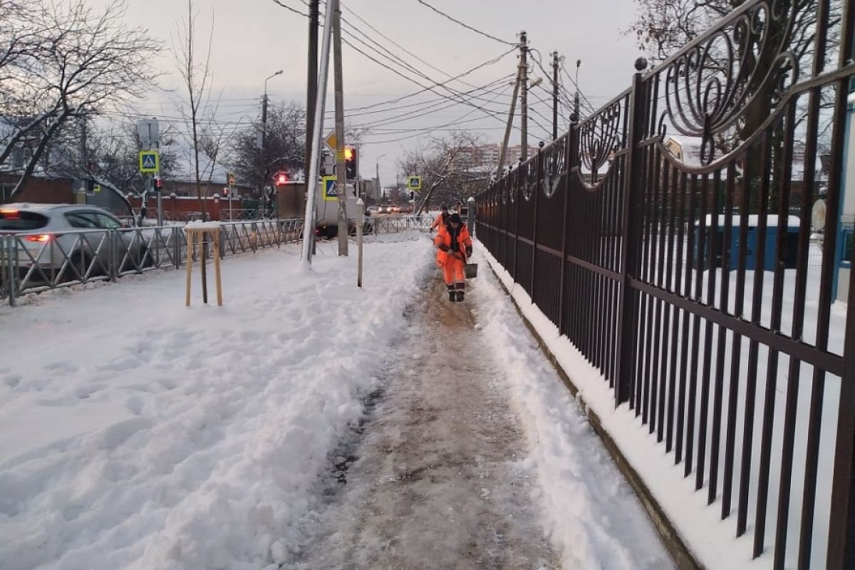 Тротуары, остановки и переходы Краснодара продолжают обрабатывать противогололедными материалами