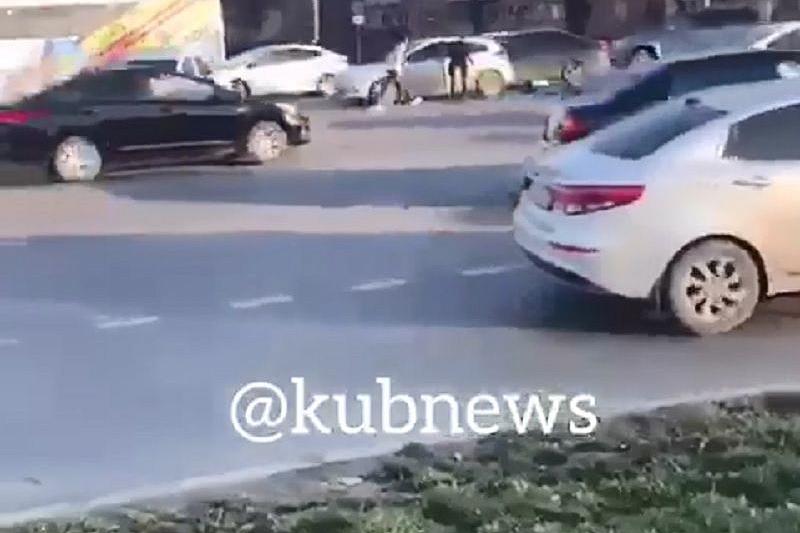 В Краснодаре 19-летний водитель на иномарке сбил инспектора ДПС