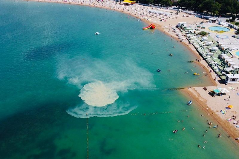 Большое мутное пятно появилось в Черном море у берегов Геленджика