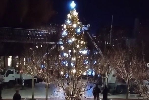 Новогоднее настроение: в парке «Краснодар» впервые установили елку