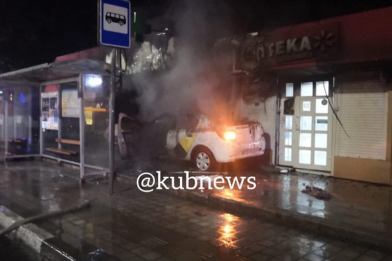 Момент ДТП с участием автомобиля такси, сбившего полицейского в Сочи, попал на видео