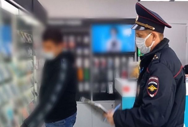 В Краснодарском крае мужчина устроил разбой с ножом в магазине из-за отказа в кредите на телефон