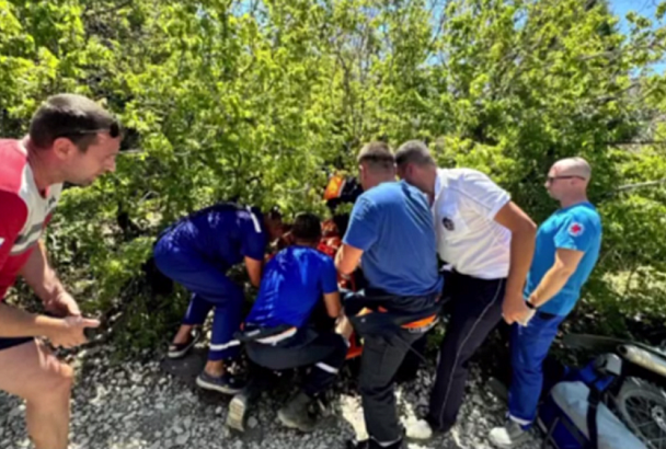 Полицейские и спасатели вынесли на носилках из леса между Анапой и Новороссийском пострадавшего в ДТП мотоциклиста 
