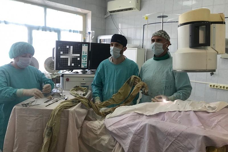 В Новороссийске хирурги удалили пациенту шестисантиметровый коралловидный камень