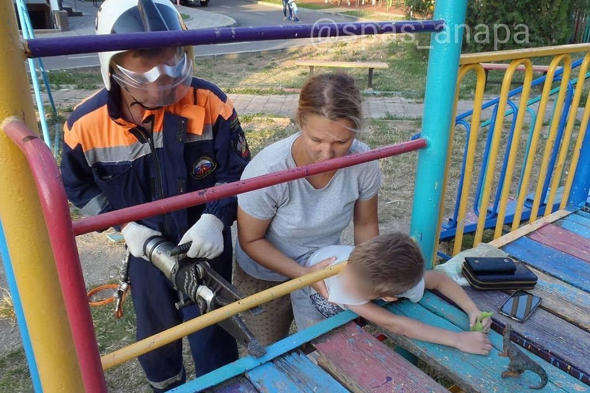 В Анапе 6-летний мальчик застрял в лестнице на детской площадке