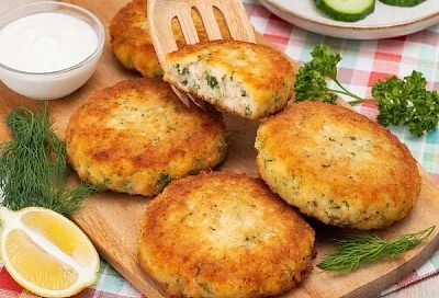 Из одной банк кильки в томате вы сделаете целую гору вкуснейших рыбных котлет. Дети их обожают!