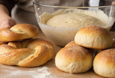 Быстрое ленивое тесто: замешиваю, перекладываю его в целлофановый пакет и убираю в холодильник