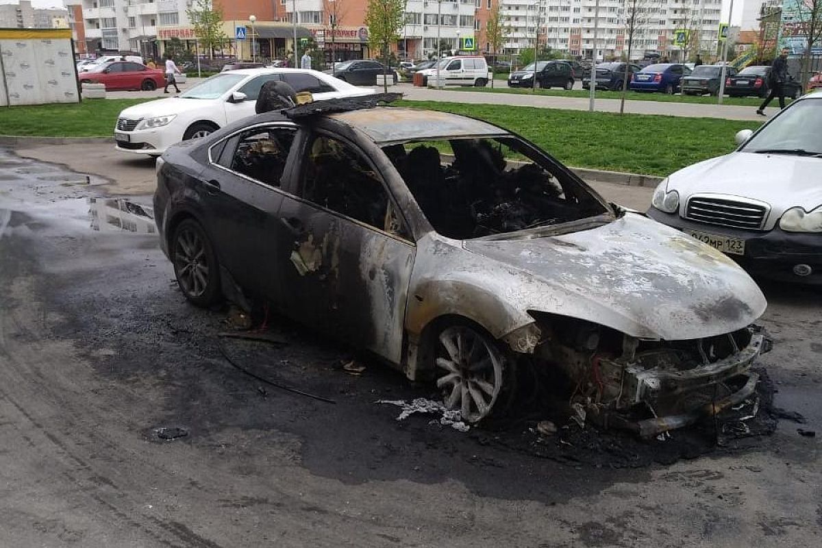 Минувшей ночью в Краснодаре сгорел автомобиль Mazda (видео)