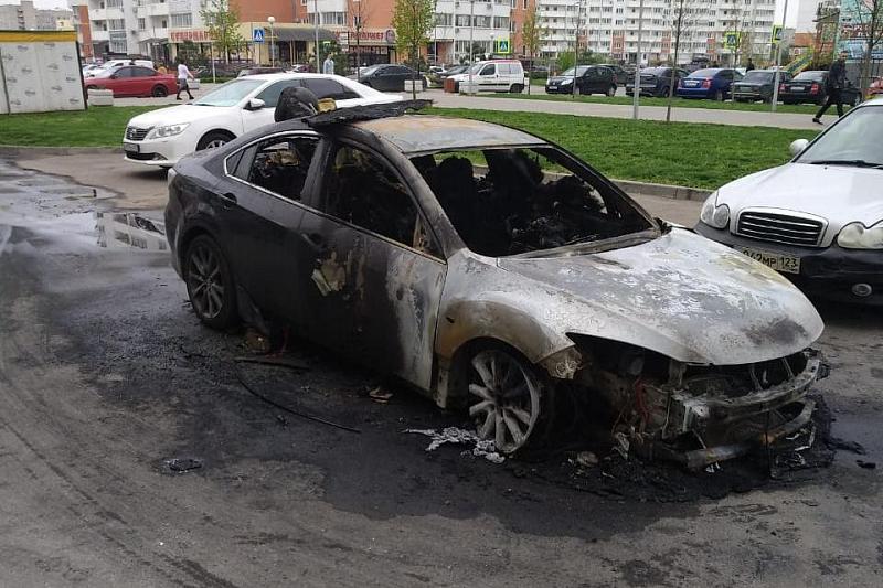 Минувшей ночью в Краснодаре сгорел автомобиль Mazda (видео)