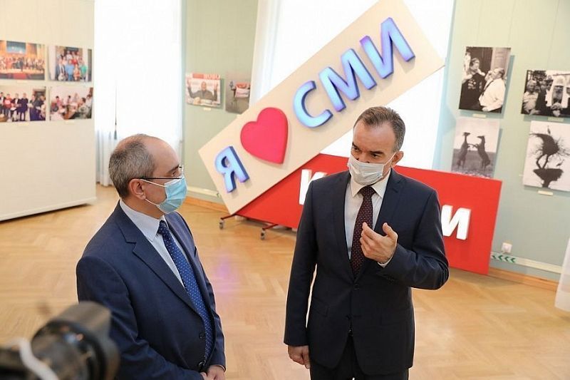 Губернатор Кубани Вениамин Кондратьев осмотрел выставку к 100-летию районных и городских газет края