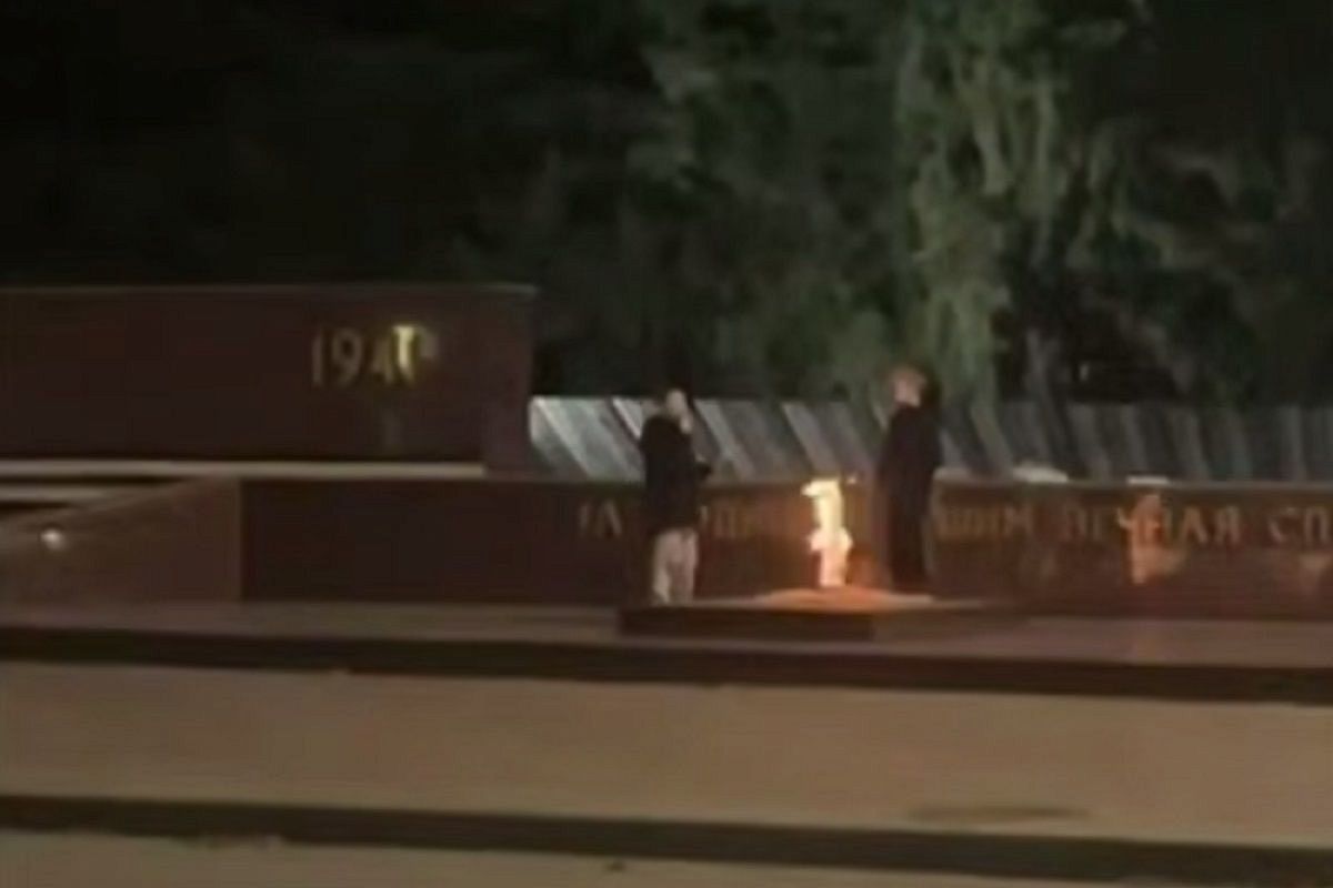 Подростки готовили еду на Вечном огне в Краснодарском крае. Их ищет полиция