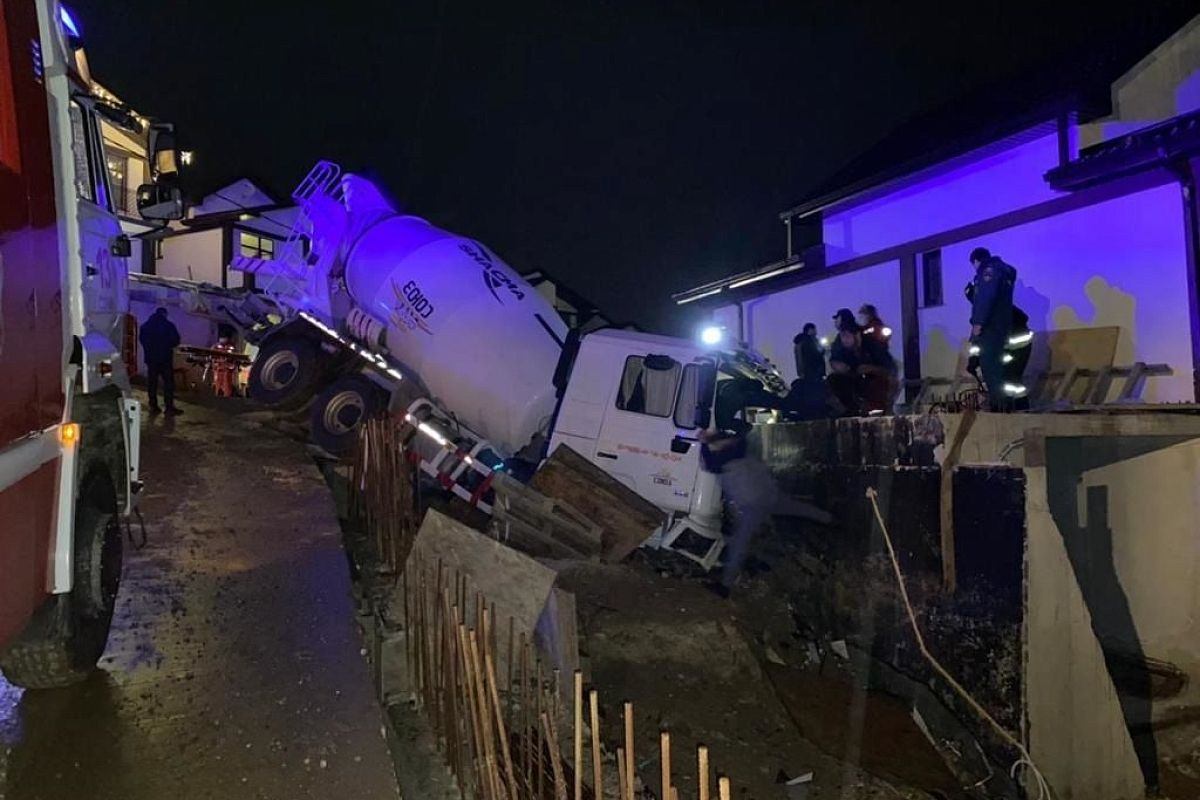 В Сочи бетономешалка врезалась в подпорную стену дома. Водителя зажало в кабине 