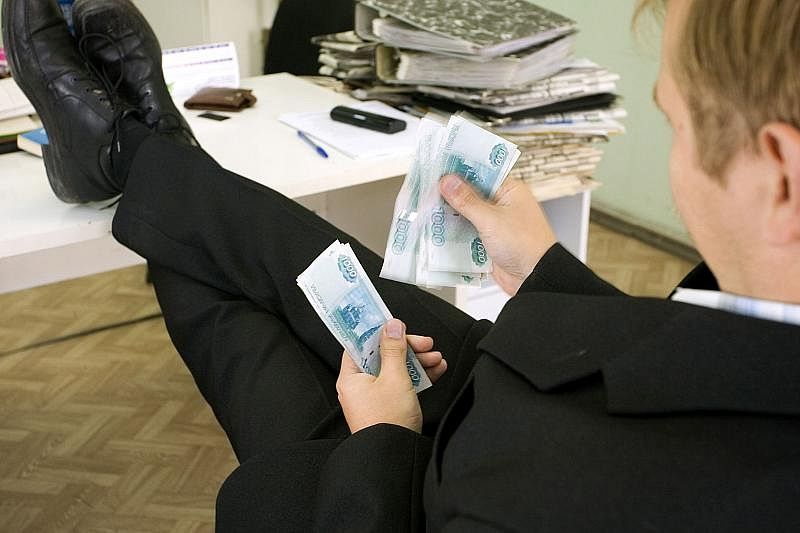 В Туапсе директор управляющей компании задолжал уборщице 54 тысячи рублей. Возбуждено уголовное дело