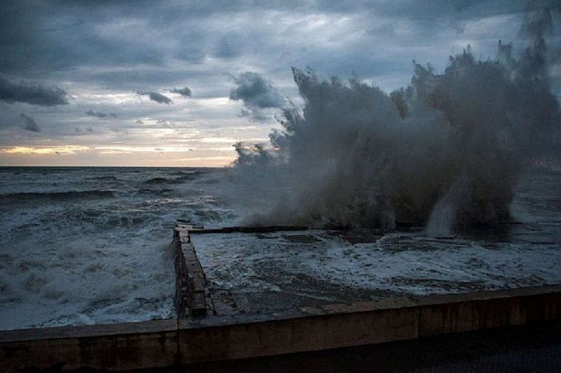 На Сочи обрушится стихия: в МЧС предупредили о ливнях с грозами, градом и шквалистым ветром на курорте