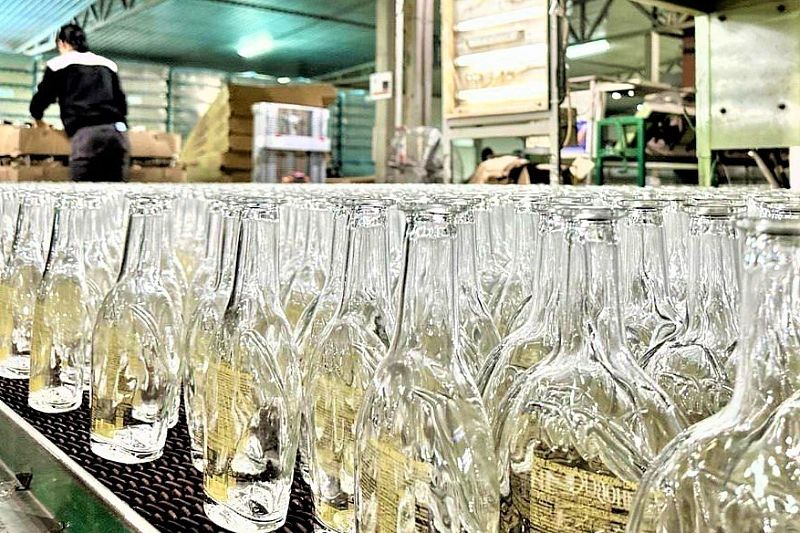 Производитель художественного стекла из Краснодара ускорил процесс декорирования бутылок