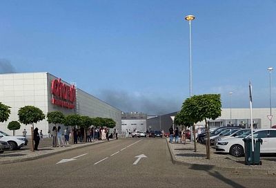 В Краснодаре из ТРЦ OZ Mall эвакуировали 1,5 тыс. человек из-за загоревшегося на парковке грузовика