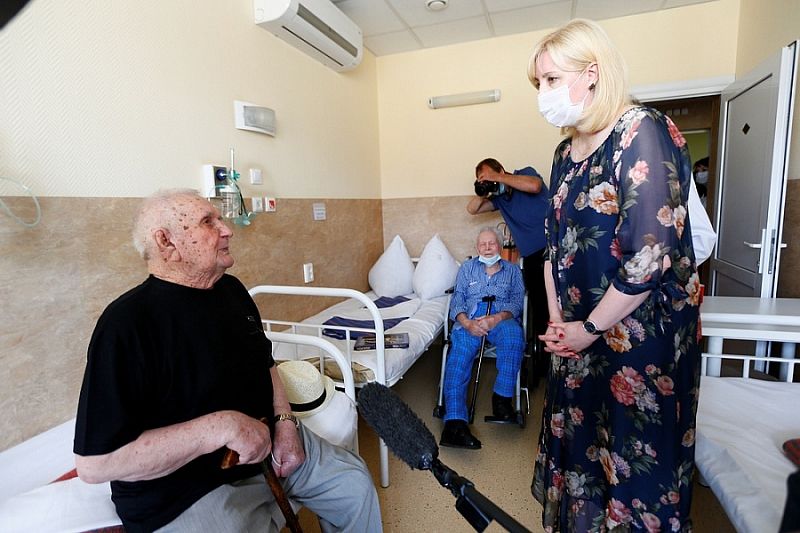 Вице-губернатор Кубани Анна Минькова посетила краевой госпиталь для ветеранов войн