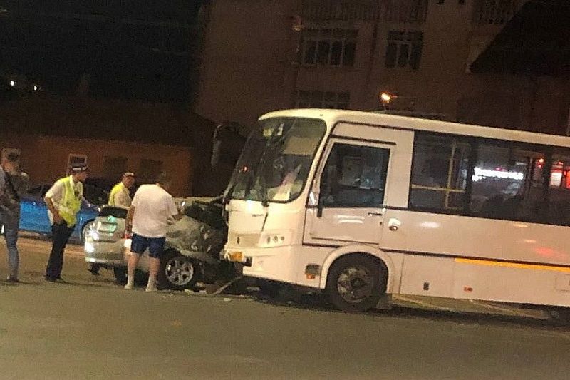Водитель иномарки пострадала в ДТП с маршруткой в Краснодаре
