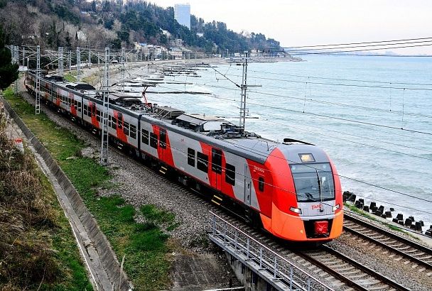 Поток воздуха от поезда снес ребенка в Сочи