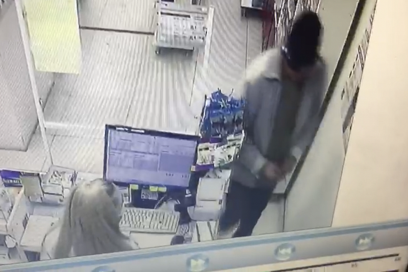 Вооруженный ножом мужчина устроил разбойное нападение на аптеку