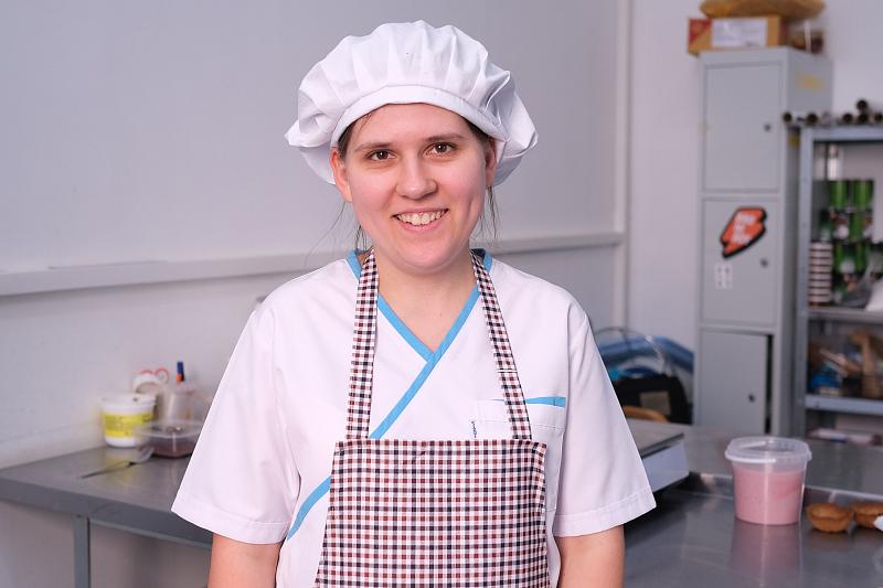 Особенная Лиза: в Краснодаре девушка с аутизмом нашла работу, друзей и научилась печь торты
