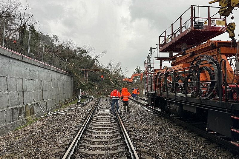 В РЖД сообщили о задержке 18 пассажирских поездов из-за сошедшего на железную дорогу под Сочи селя