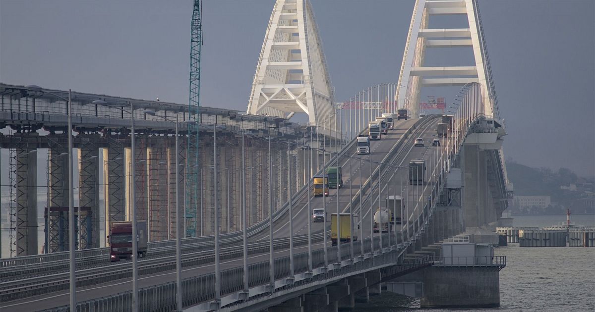 Шторм и крымский мост. Высота Крымского моста над водой. Крымский мост km. Пирамидальные отражатели у Крымского моста. Высота Крымского моста над уровнем моря.