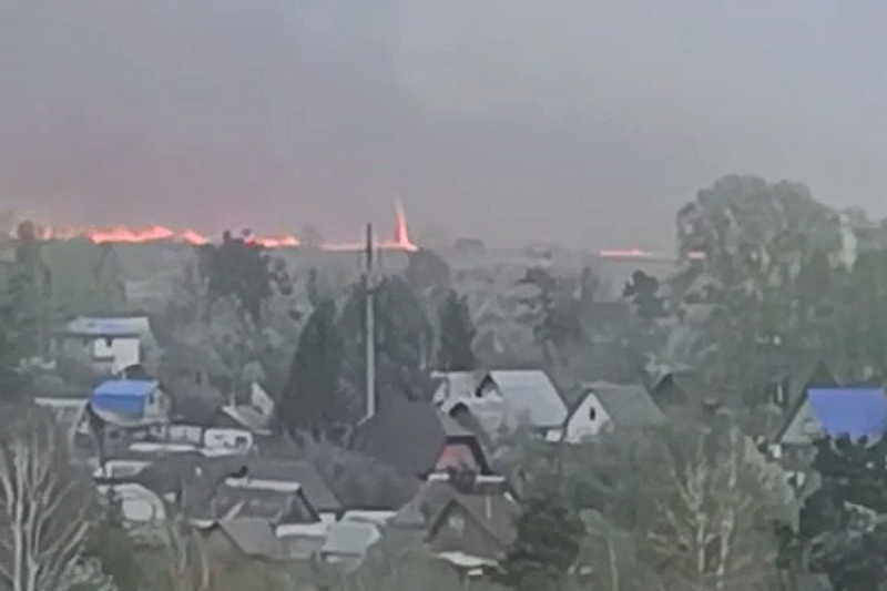 Огненные смерчи сняли на видео в Курганской области