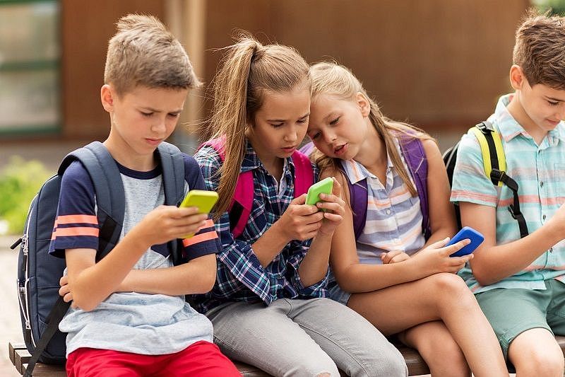 Большинство россиян поддержали идею запрета смартфонов в школах по  данным опроса ВЦИОМ