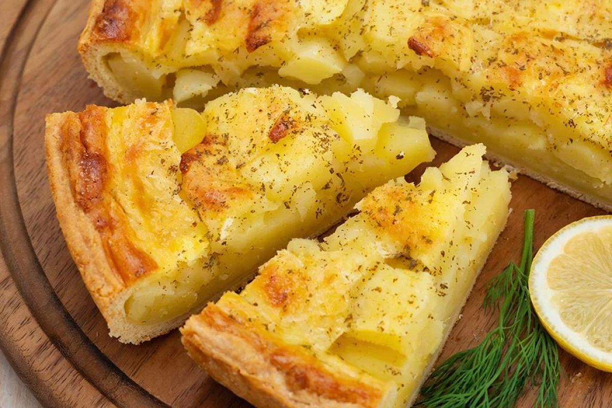 Быстрый и вкусный картофельный пирог на сковороде. Без теста, но с сочной начинкой и хрустящей корочкой