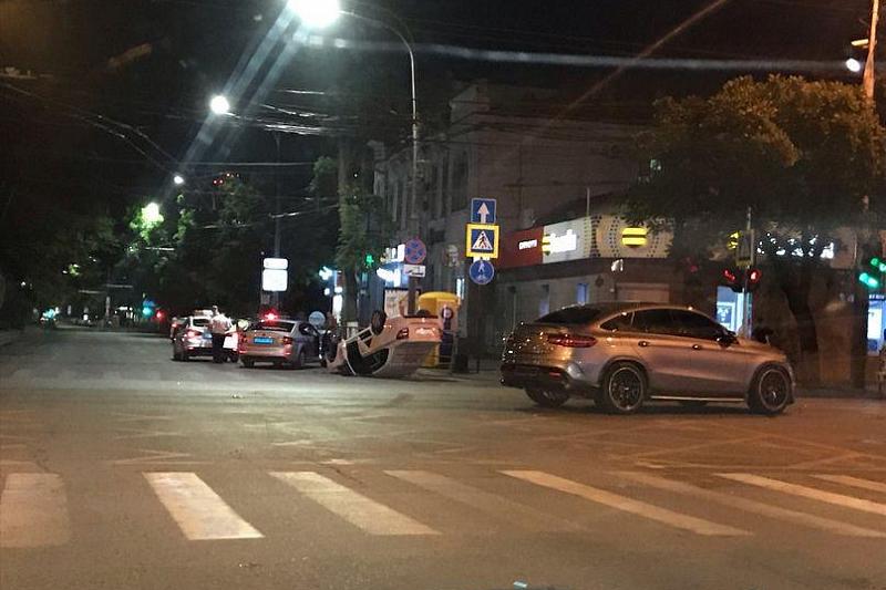 В центре Краснодара водитель «Мерседеса» врезался в «Яндекс.Такси» и сбежал с места ДТП
