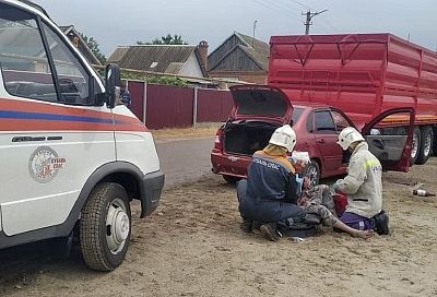 В Гулькевичском районе «Лада Калина» врезалась в стоящий грузовик, два человека пострадали