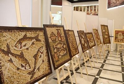 Выставка мозаичных картин из рогоза астраханской художницы открылась в Краснодаре