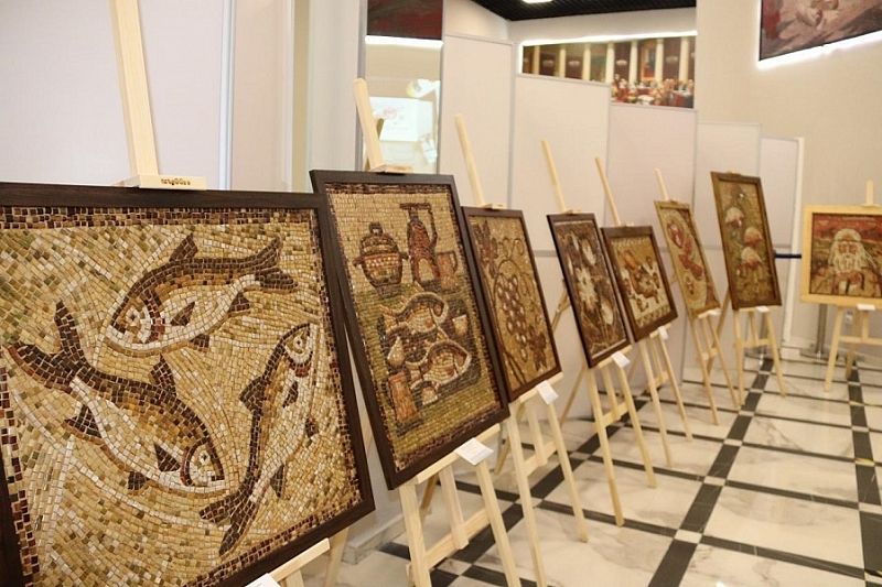Выставка мозаичных картин из рогоза астраханской художницы открылась в Краснодаре