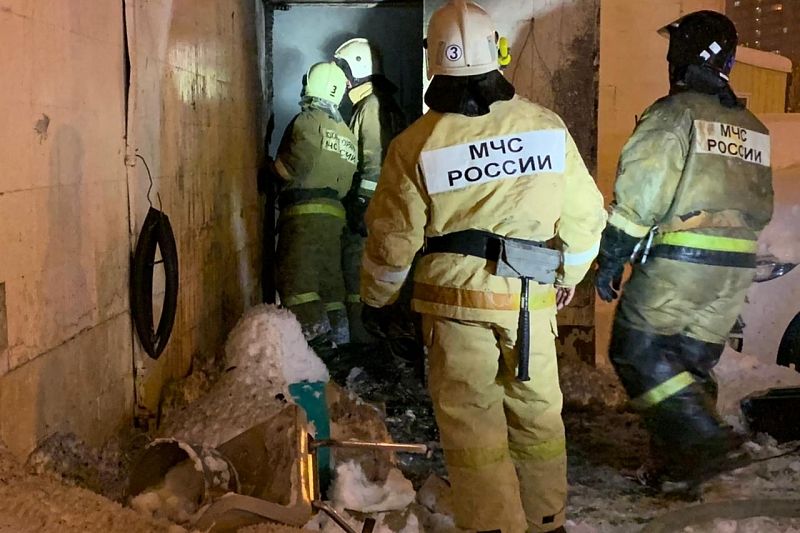 Сотрудники МЧС потушили пожар в здании бывшего ресторана «Бургас»