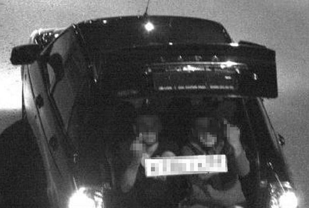 В Адыгее пассажиры машины ехали в багажнике и показывали неприличные жесты