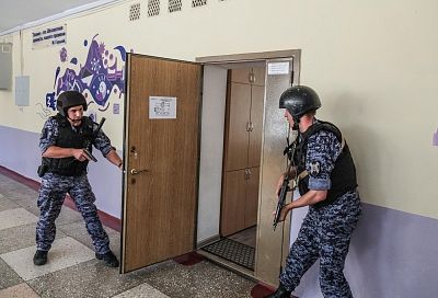 В краснодарской гимназии № 3 учителя отработали сценарии поведения при террористической угрозе