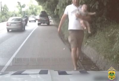 Полицейские экстренно доставили в больницу годовалого малыша, проглотившего батарейку из игрушки в Сочи