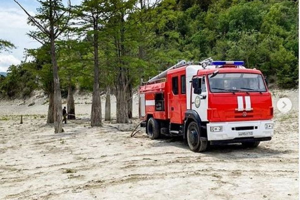 Кипарисы на пересохшем озере Сукко полили 12,5 тоннами воды 