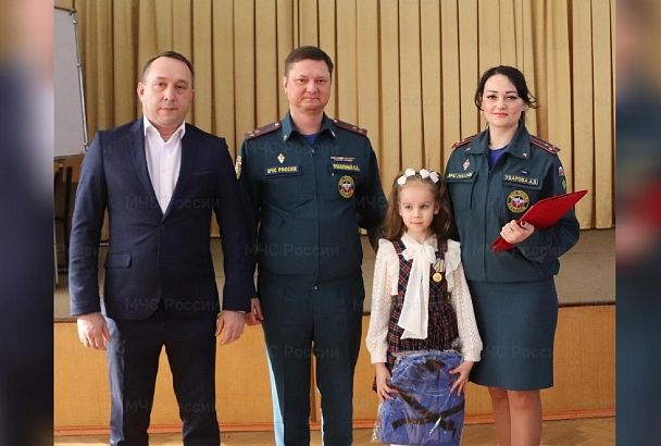 Второклассницу из Краснодара наградили медалью за спасение тонущего ребенка в аквапарке